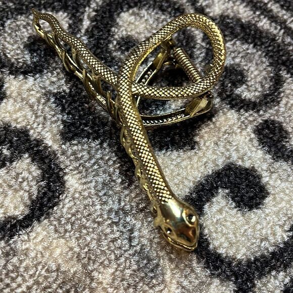 Goth Gold Snake Hair Accessory with engraved details Feminine Elegant design - Picture 4 of 5